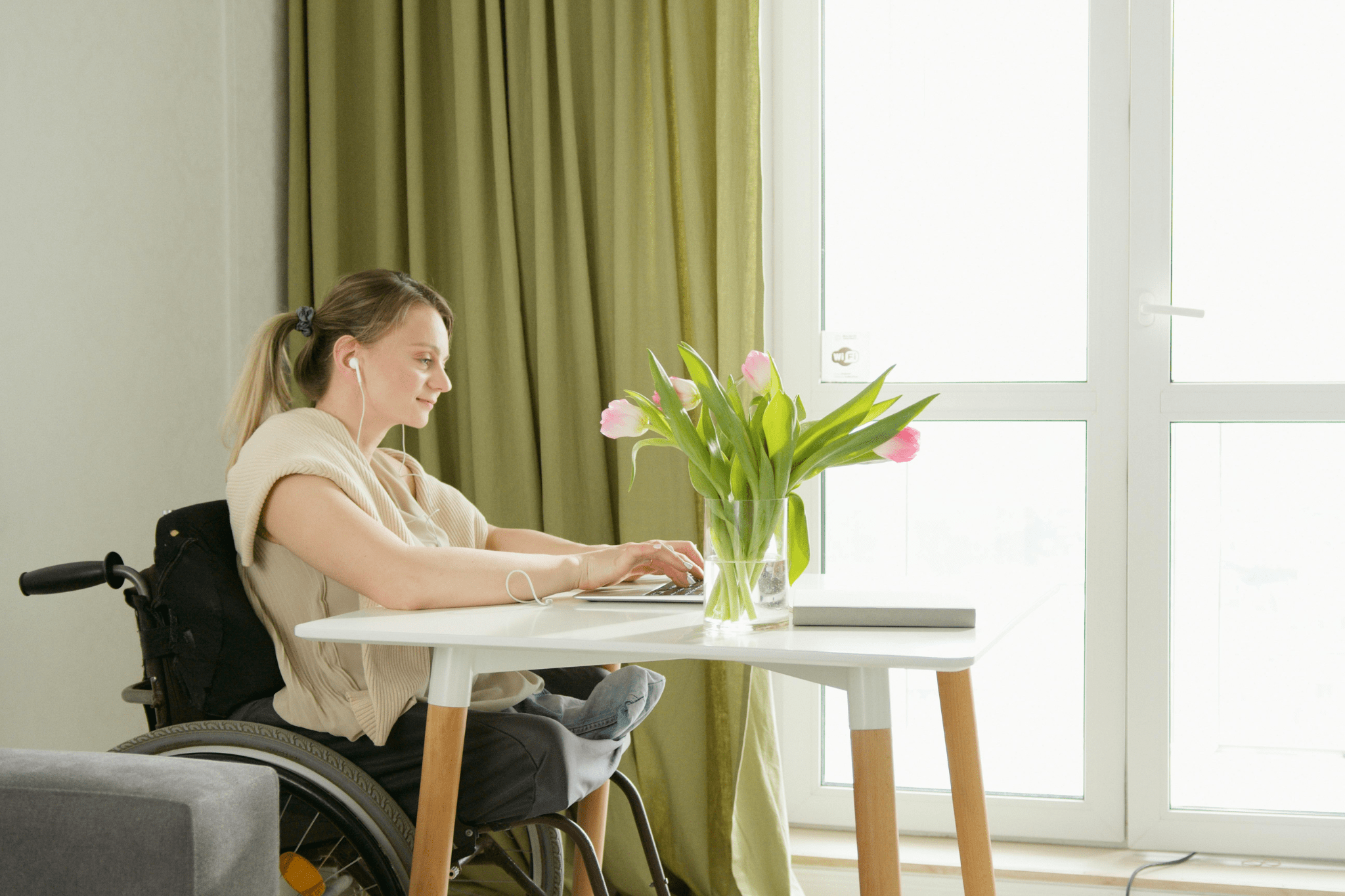 persona trabajando con el ordenador que va en silla de ruedas