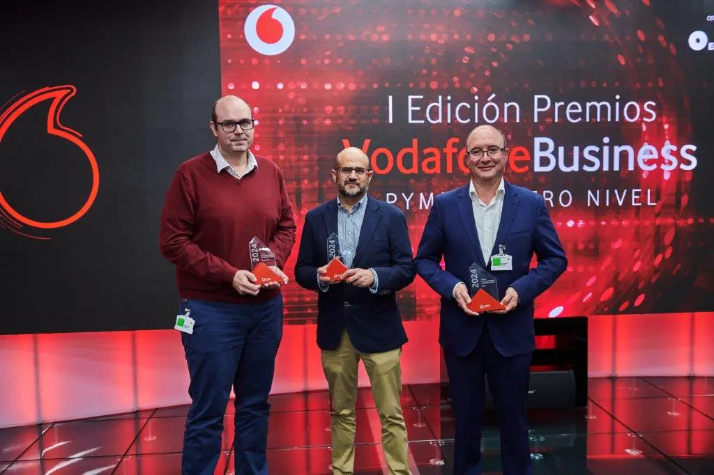 En la foto se puede observar a Juan Antonio Cebollada recibiendo el premio Vodafone Business «Pymes a otro nivel» categoría de Innovación, rodeado de los representantes de las otras empresas galardonadas en esta primera edición.